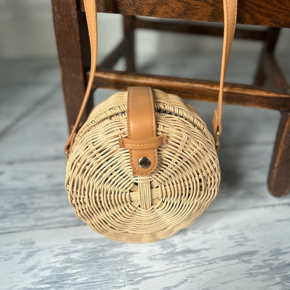 Wicker crossbody round purse with navy interior - Picture 4 of 4